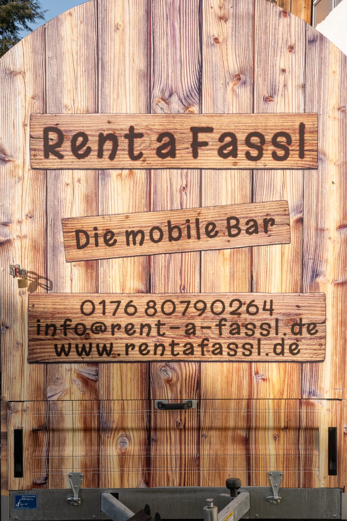 Rent a Fassl Die mobile Bar – Branding Nahaufnahme